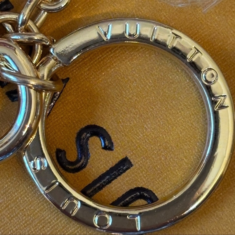 LUXURY BAG CHARM - KEYCHAIN ICONIC MONOGRAM LOGO BFFs GOLD TONE - Picture 3 of 9